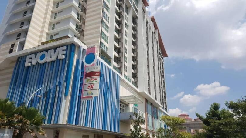 Pacific Place Ara Damansara Lrt Pool Parking Netflix Kitchen By Kenangan Homes Apartment